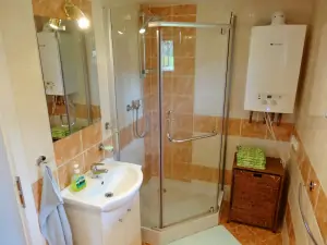 koupelna se sprchovým koutem a umyvadlem (pravá část chaty)