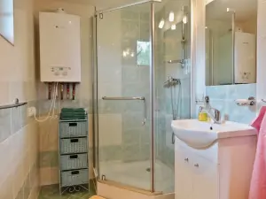 koupelna se sprchovým koutem a umyvadlem (levá část chaty)