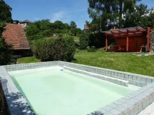 Bazén na zahradě má rozměry 4,5 x 2,5 x 1 m