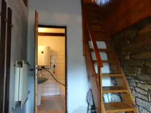Koupelna se nachází ve sníženém přízemí, do kterého vedou příkré schody z obytného pokoje