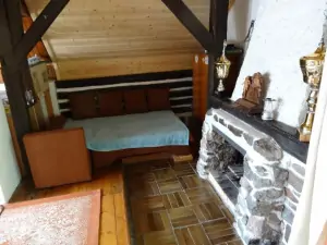 Krb a rozkládací gauč pro 2 osoby (1,5 lůžka) v obytném pokoji