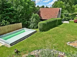 bazén na zahradě má rozměry 4,5 m x 2,5 m x 1 m