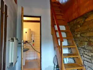 koupelna se nachází ve sníženém přízemí, do kterého vedou příkré schody z obytného pokoje