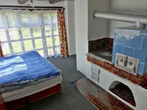 ložnice se 2 lůžky a patrovou postelí ve sníženém přízemí