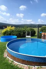 bazén na zahradě a krásný výhled do okolí