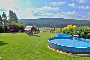 zahrada chalupy Moravské Křižánky s bazénem (průměr 3,66 m)