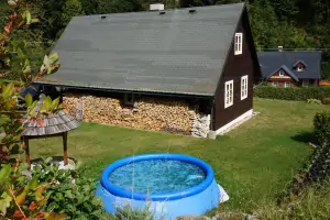 během léta je u chalupy k dispozici kruhový nadzemní bazén (průměr 3 m)