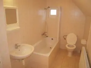 Koupelna je vždy vybavena vanou (sprchovým koutem), umyvadlem a WC