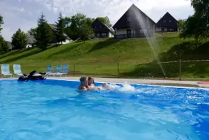 V areálu villaparku je během léta k dispozici bazén