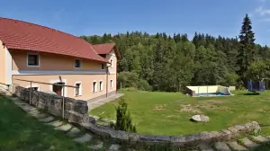 panoramatická fotografie zahrady chalupy Adršpach