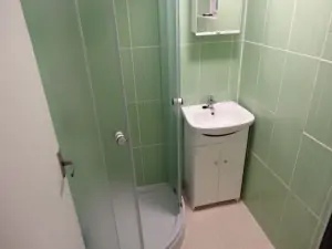 V chatě se nachází 2 koupelny se sprchovým koutem a umyvadlem