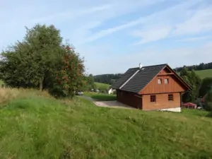 Chata Kozlov (podzim) leží zcela na kraji obce na polosamotě s výhledem k lesu