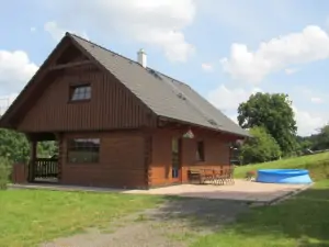 chata Kozlov (léto) - před chatou se nachází terasa s venkovním posezením a zahradním bazénem (průměr 3 m)