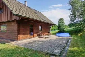 terasa s nafukovacím bazénem, venkovním posezením a přenosným grilem
