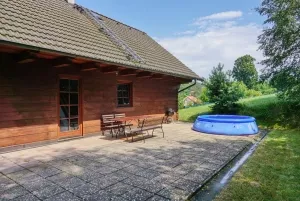 terasa s nafukovacím bazénem, venkovním posezením a přenosným grilem