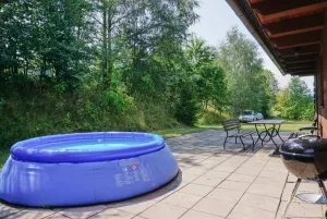 terasa s nafukovacím bazénem, venkovním posezením a přenosným grilem