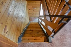 z obytného pokoje vedou schody do podkroví