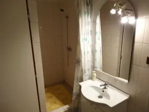 koupelna se sprchovým koutem, umyvadlem a WC v přízemí 