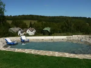 kamenný zapuštěný bazén (13 x 10 m)