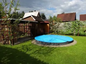 Na zahradě za chatou je k dispozici bazén (průměr 3,6 m, hloubka 1,2 m)