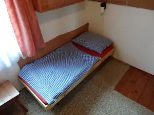 Průchozí pokoj (ložnice) s 1 lůžkem