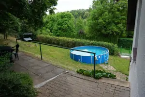 na zahradě chaty se nachází bazén (průměr 4,6 m, hloubka 1 m)
