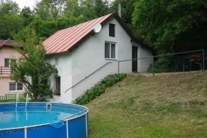 bazén a vchod do chaty