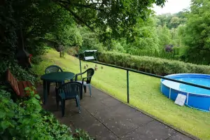 na zahradě chaty se nachází bazén (průměr 4,6 m, hloubka 1 m) (foto před rekonsturukcí)