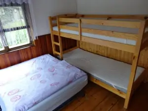 Ložnice s rozkládacím gaučem pro 2 osoby a patrovou postelí
