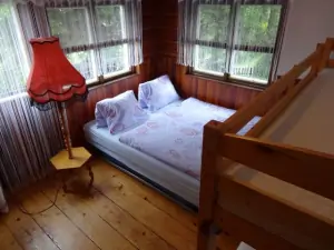Ložnice s rozkládacím gaučem pro 2 osoby a patrovou postelí