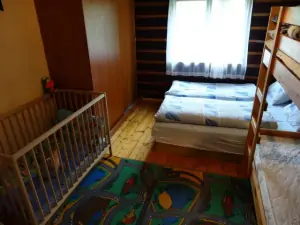 Ložnice se 2 lůžky, patrovou postelí a dětskou postýlkou