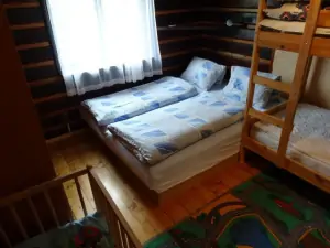 Ložnice se 2 lůžky, patrovou postelí a dětskou postýlkou
