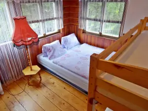 ložnice s rozkládacím gaučem pro 2 osoby a patrovou postelí
