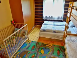 ložnice se 2 lůžky, patrovou postelí a dětskou postýlkou