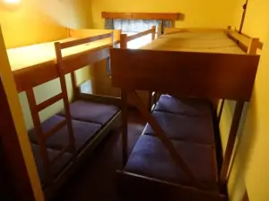 Ložnice se 2 patrovými postelemi
