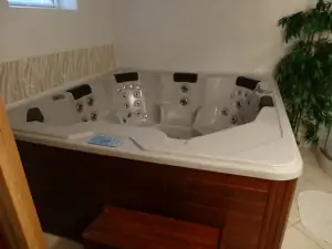 relaxační vana (whirpool) ve welness místnosti v suterénu