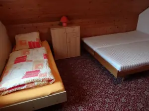 4-lůžková ložnice - na postelích jsou připraveny kvalitní matrace