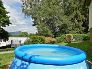 u chaty se nachází kruhový bazén (průměr 3 m) a trampolína pro děti