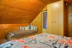 ložnice s dvojlůžkem a lůžkem v podkroví