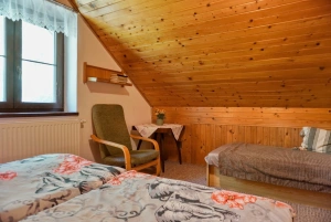ložnice s dvojlůžkem a lůžkem v podkroví