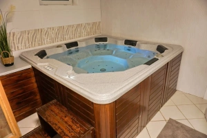 wellness koupelna v suterénu - akrylátová vířivka