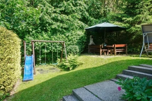 venkovní posezení, zahradní krb a vyžití pro děti (skluzavka, houpačky)