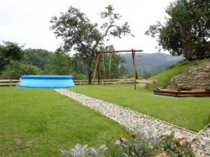 K dispozici je mj. bazén (průměr 3 m, hloubka 0,7 m)