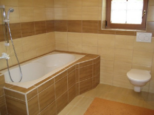 Koupelna v podkroví chalupy je vybavena vanou, WC a umyvadlem