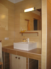 Koupelna v přízemí chalupy je vybavena sprchovým koutem, WC a umyvadlem