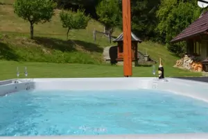 Bazén má rozměry (5 x 2,2 x 1,5 m)