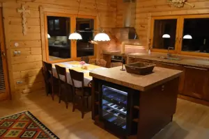 Plně vybavený kuchyňský kout v obytné místnosti