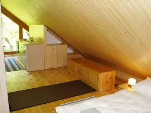 Samostatný apartmán s kuchyňským koutem se nachází v pravém křídle chalupy