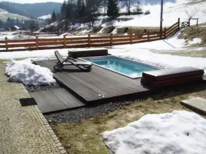 Bazén je vyhřívaný a může být k dispozici i v zimním období a to za poplatek