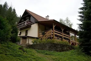 chata Karolinka - Pluskoveček se nachází na kraji obce nedaleko lesa